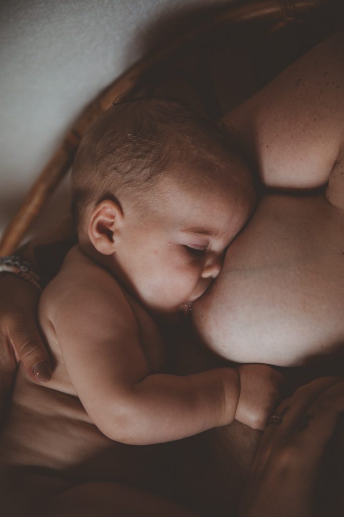 portrait-famille-camille-de-kernavanois-allaitement-bebe