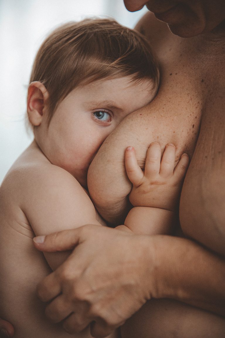 portrait-famille-camille-de-kernavanois-allaitement-bebe